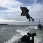 Marinier vliegt met vliegpak