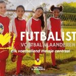 Vier meisjes in voetbaluitrusting