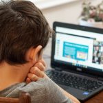 kind met computer