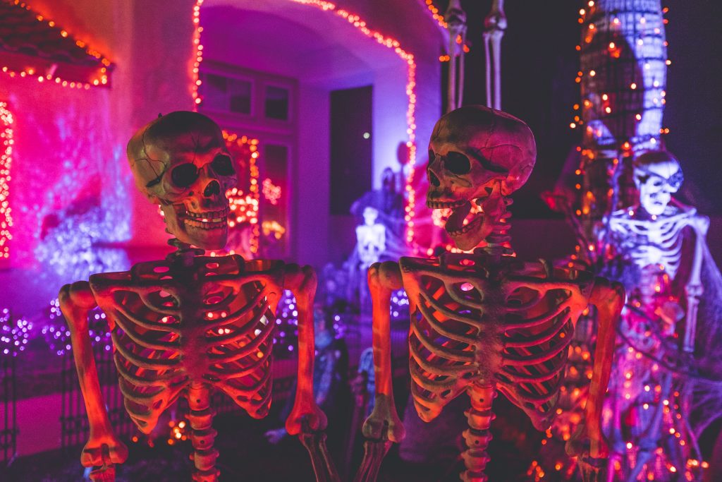 Twee skeletten op een achtergrond van gekleurd neonlicht