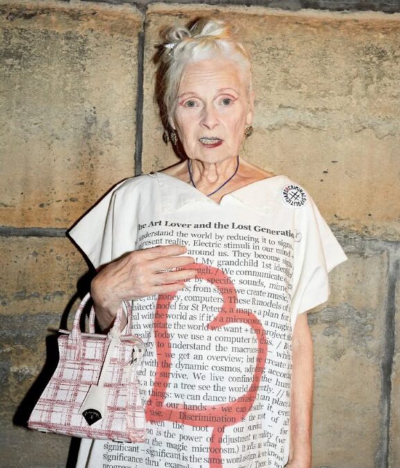 Vivienne Westwood in haar eigen collectie.
